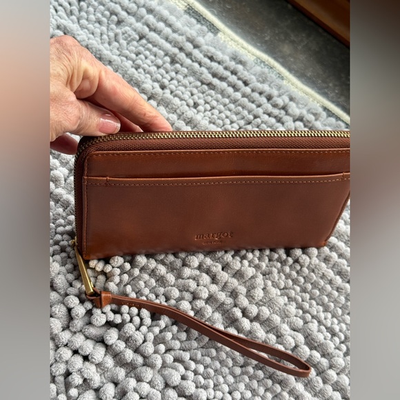 Margot New York Gabby single zip around wristlet, EUC, front slip,goldtone pull - Picture 4 of 13